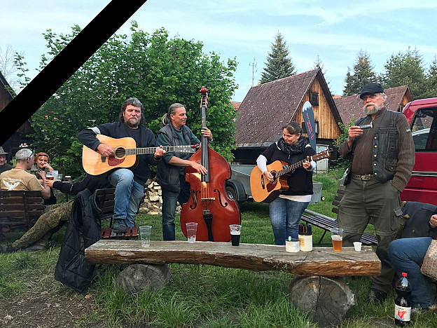 Fotografie ze setkání hledačů Sloup 2019, Egon s kytarou vlevo.